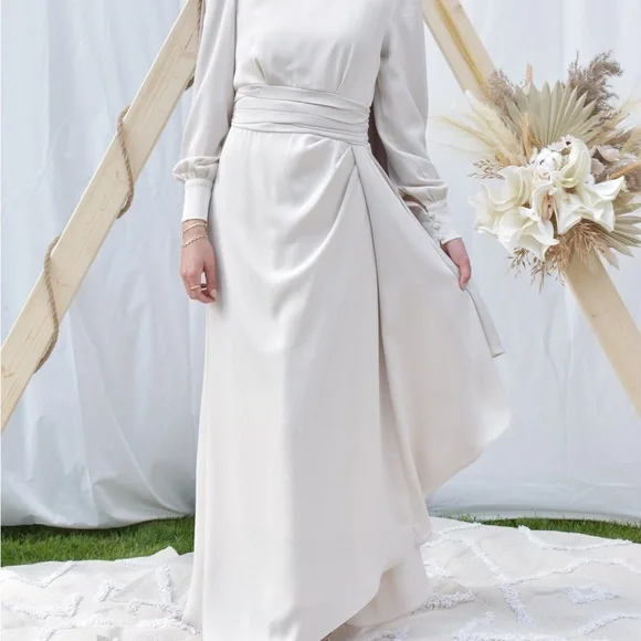 Elegant Cream Maxi Dress - Picture 2 of 6